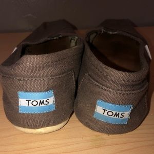 TOMS SHOES